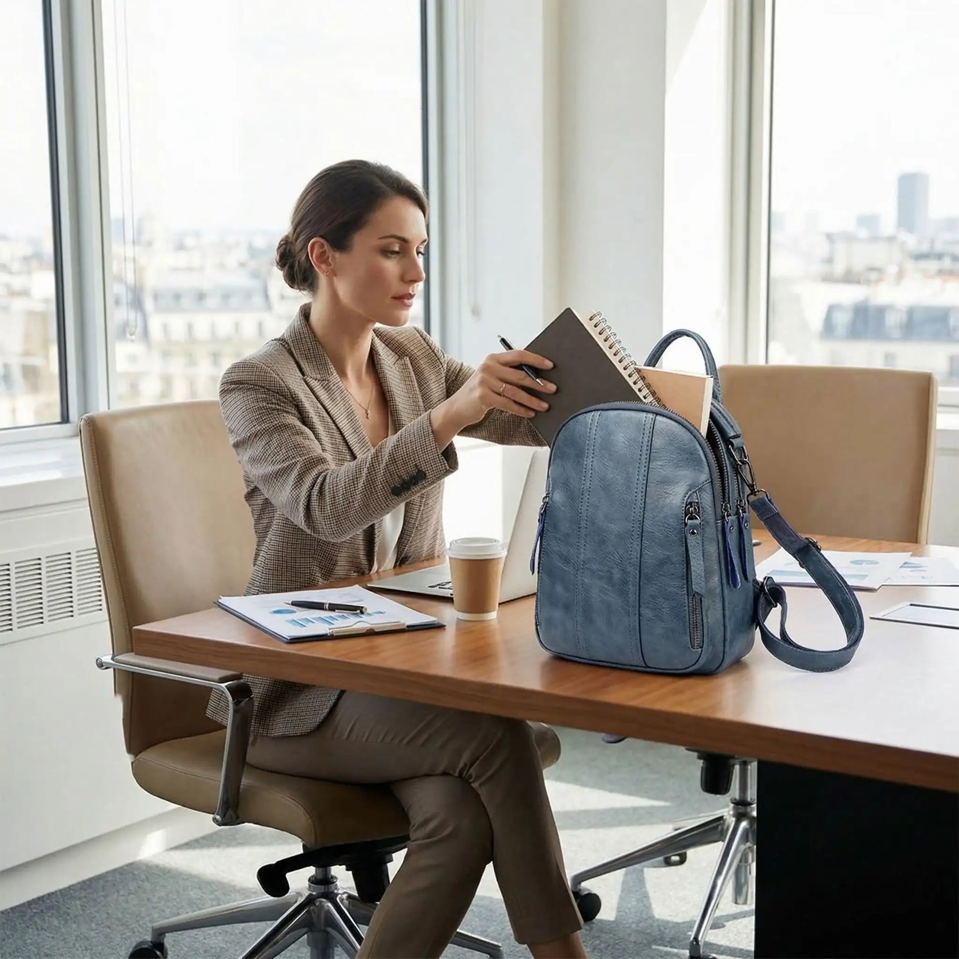 sac a dos femme a son bureau