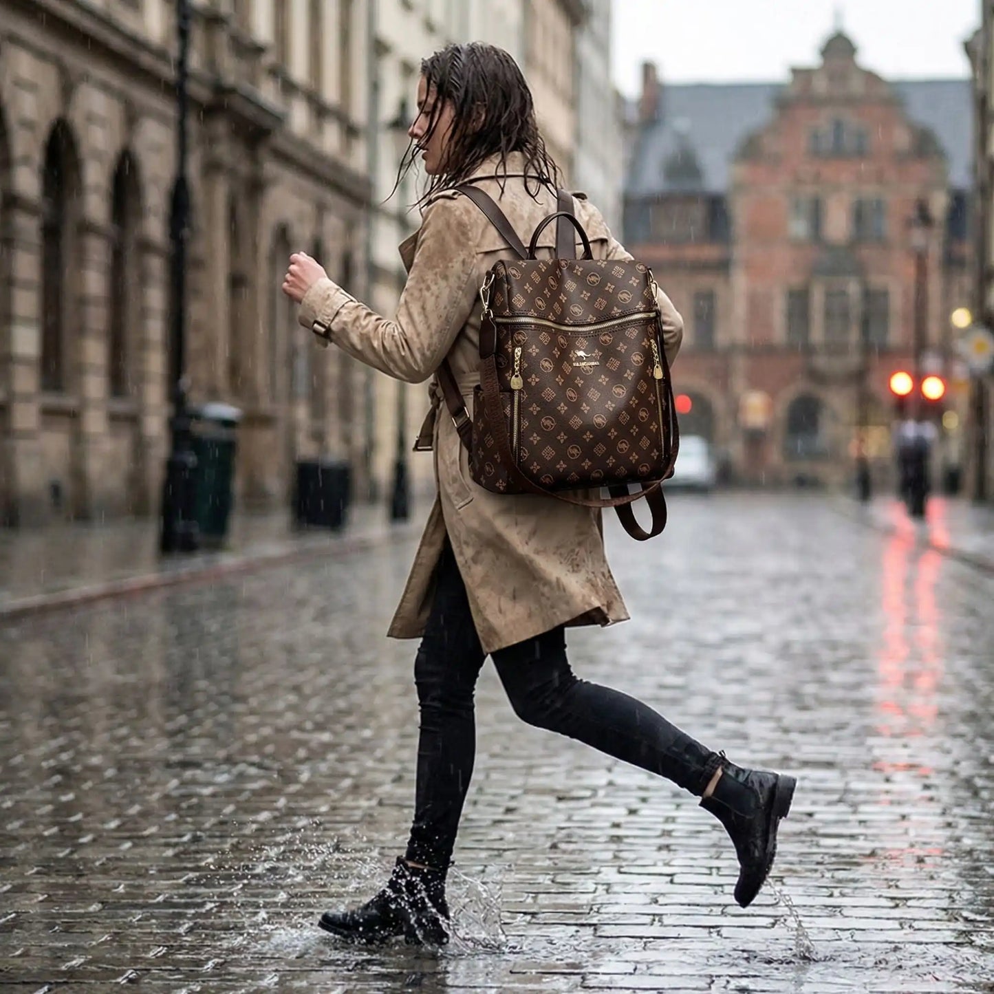 sac a dos femme court sous la pluie