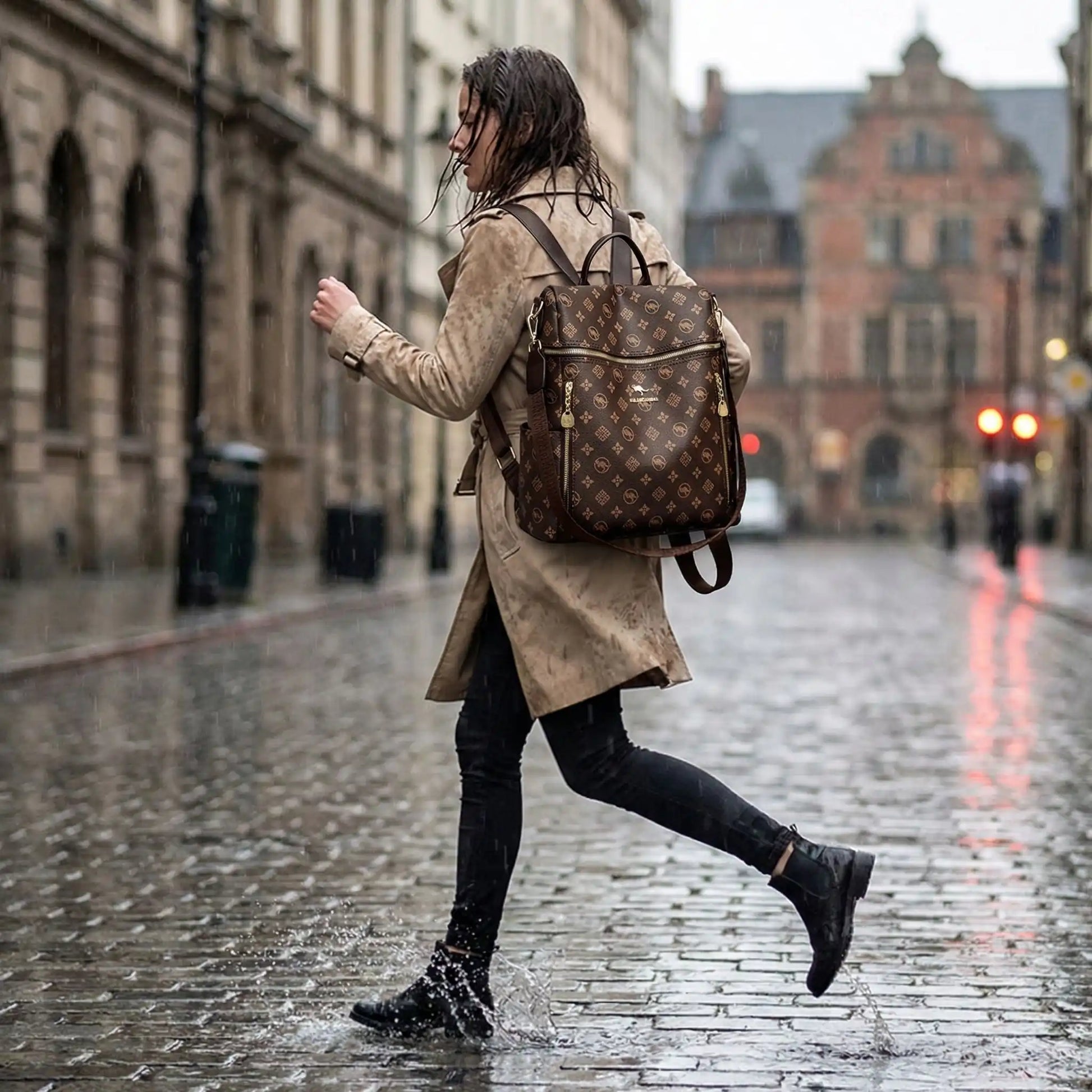 sac a dos femme court sous la pluie