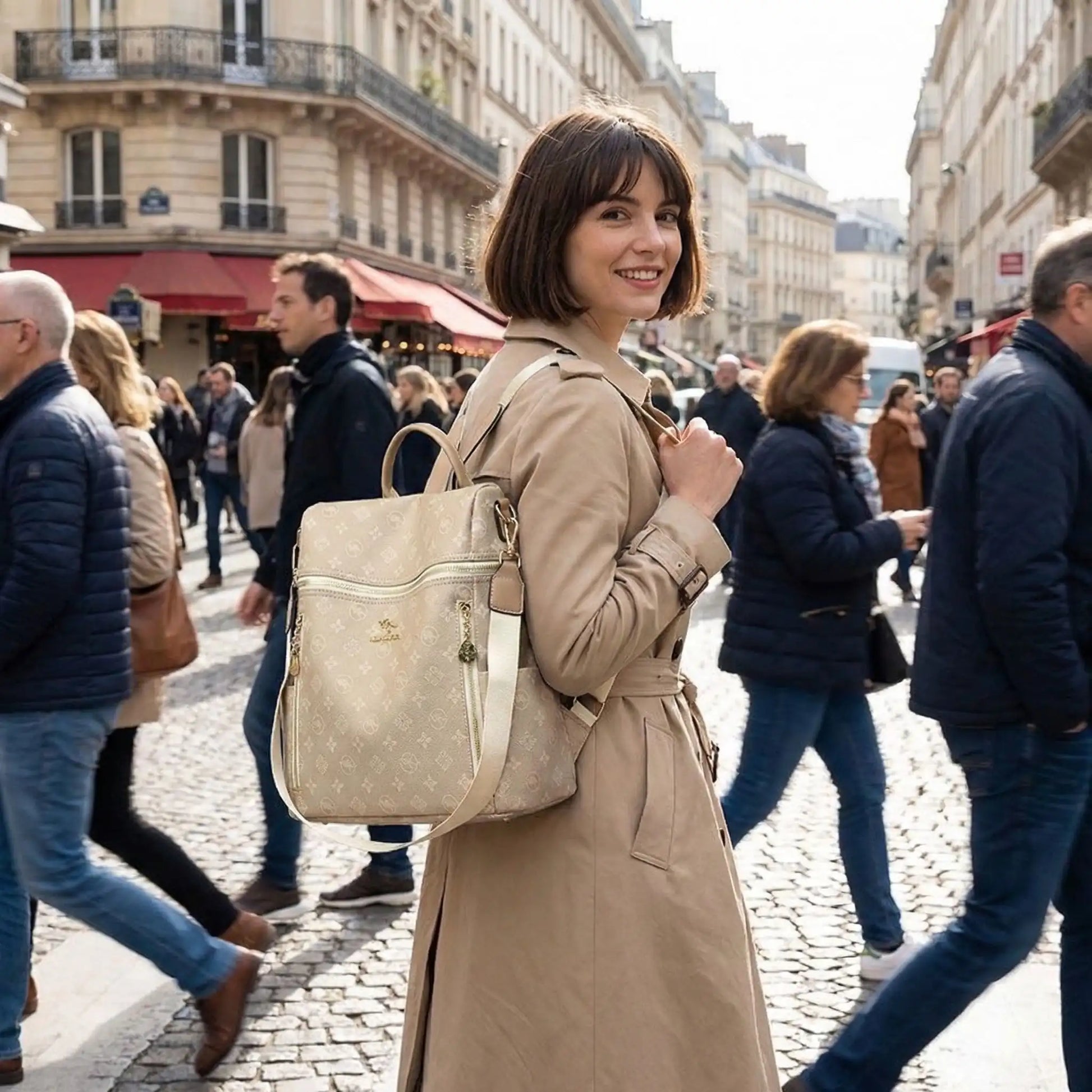 sac a dos femme dans foule