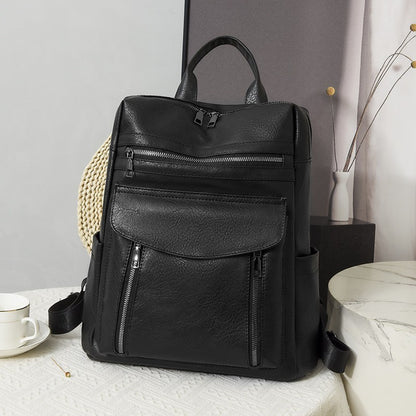 sac a dos femme noir sur table