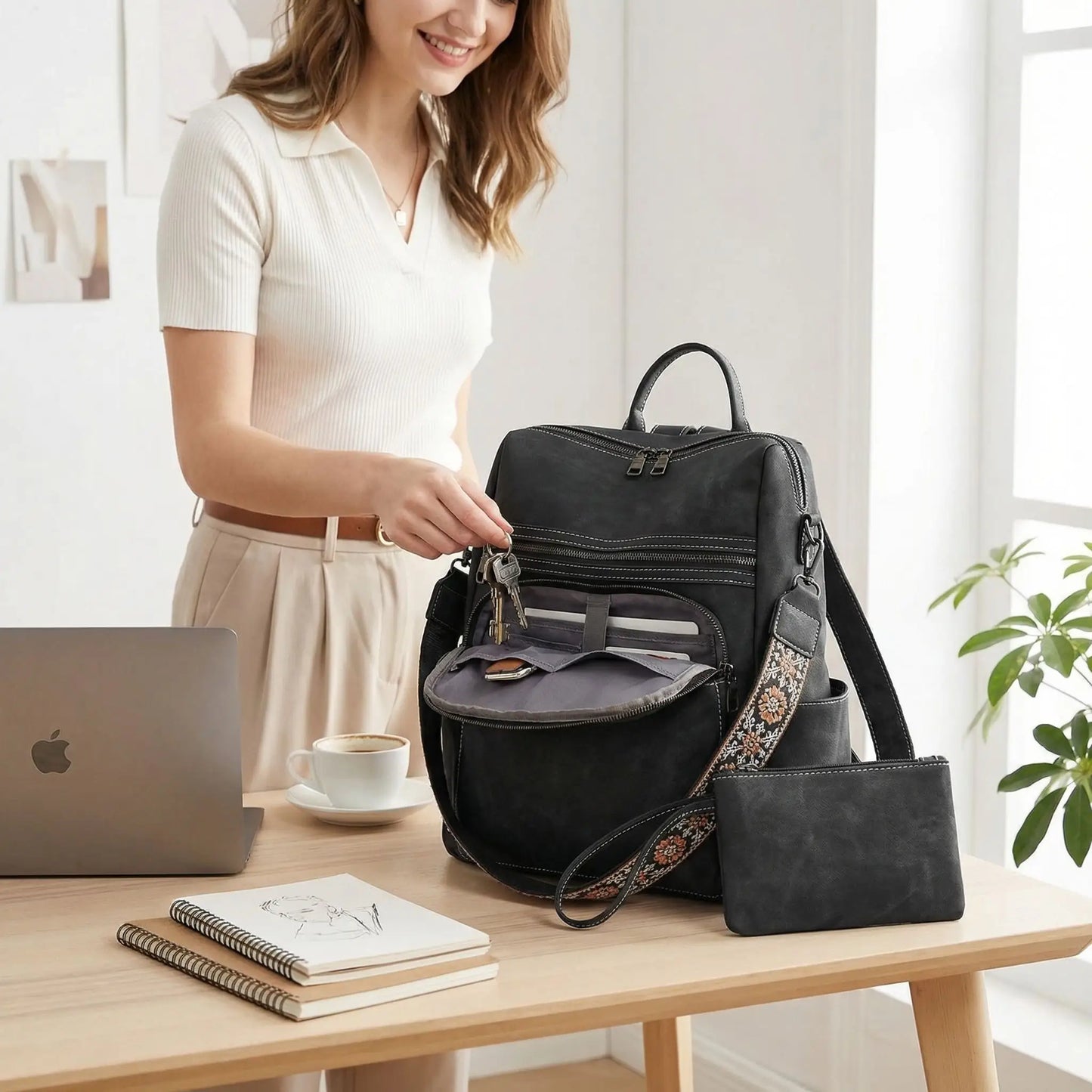 sac a dos femme range ses affaires dedans
