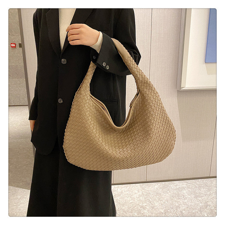 sac bandoulière femme cuir tissé porté au bras